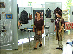 押し花絵愛好会 と 布あそびの会 2009 作品展