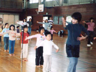 児童に体操を指導する冨迫さん