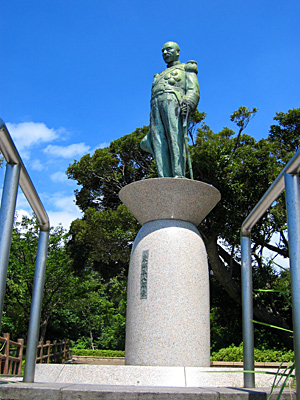 鹿児島市多賀山公園から鹿児島港を見守る東郷平八郎元帥像