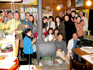 07年冬、飛騨高山の弓削夫妻アトリエで陶芸教室と燻製教室を体験した団塊世代・獅子の会一行